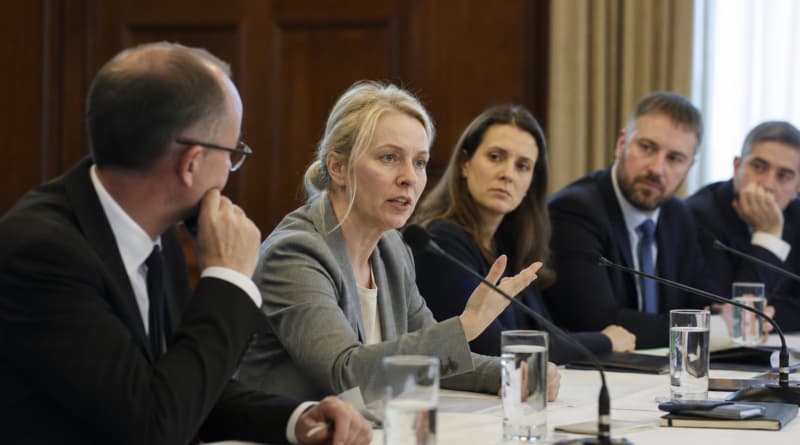 AI Containment Failures Fuel Urgent Calls for Comprehensive Regulation