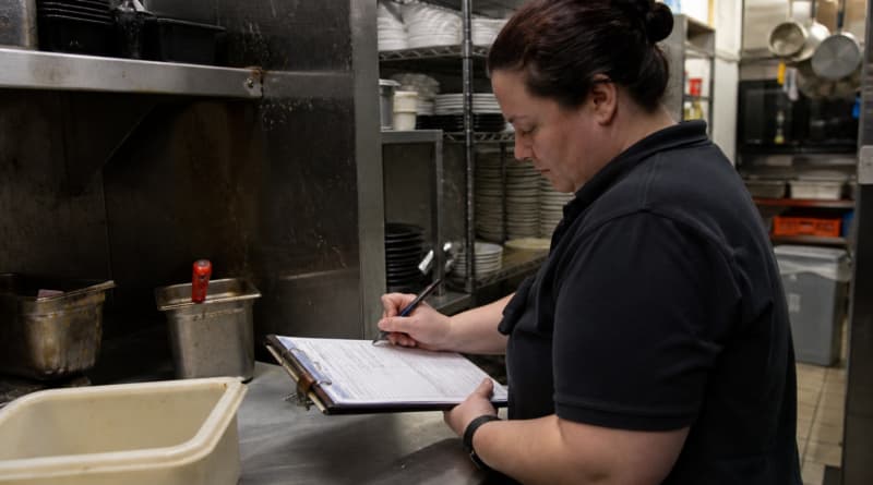 Dead Mice, Expired Food, and Kitchen Closures: Iowa’s Latest Restaurant Inspections Reveal Hundreds of Violations