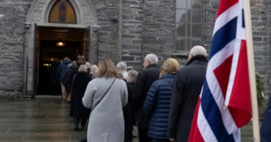 Norwegians Line Up at Churches to Honor Late King Harald V in National Memorials