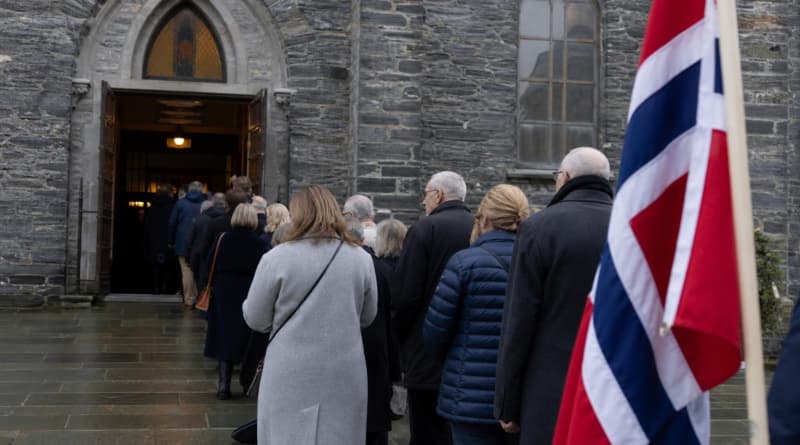 Norwegians Line Up at Churches to Honor Late King Harald V in National Memorials