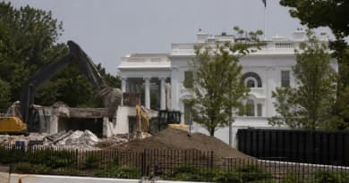 Supreme Court Temporarily Halts Ruling Blocking Trump’s White House Ballroom Construction