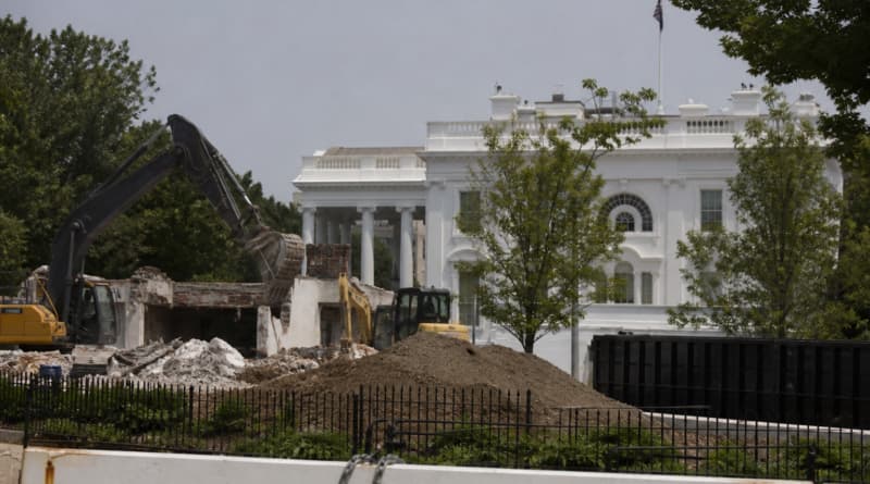 Supreme Court Temporarily Halts Ruling Blocking Trump’s White House Ballroom Construction