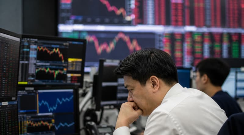 Global Stocks Tumble as Bond Sell-Off Deepens, Spreading Fear Across Markets