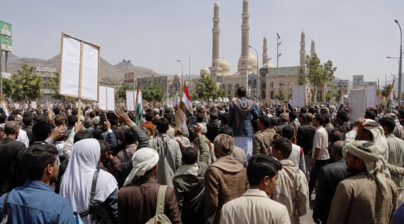 Photos Capture Houthi Rallies, Armed Fighters and Daily Life in Sanaa