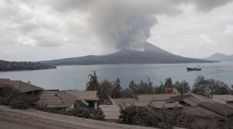 Indonesia Keeps Airports Closed as Anak Krakatau Eruption Eases, Schools Go Remote